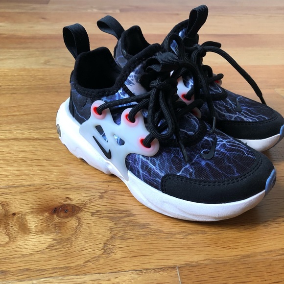 Perfect condition Nike kids sneakers - Picture 3 of 8